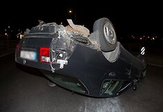 Naktį Pilaitės prospekte apsivertė automobilis