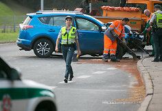 Laisvės prospekte automobilis rėžėsi į ap&scaron;vietimo stulpą
