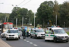 Laisvės prospekte automobilis rėžėsi į ap&scaron;vietimo stulpą