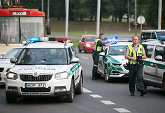 Laisvės prospekte automobilis rėžėsi į ap&scaron;vietimo stulpą
