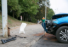 Laisvės prospekte automobilis rėžėsi į ap&scaron;vietimo stulpą