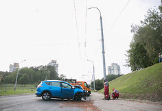 Laisvės prospekte automobilis rėžėsi į ap&scaron;vietimo stulpą