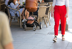 Lauko kavinių staliukai ant Vilniaus gatvės šaligatvio