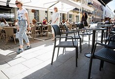 Lauko kavinių staliukai ant Vilniaus gatvės šaligatvio