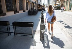 Lauko kavinių staliukai ant Vilniaus gatvės šaligatvio