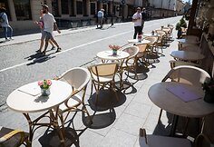Lauko kavinių staliukai ant Vilniaus gatvės šaligatvio