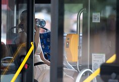 Vie&scaron;uoju transportu važiuojantys keleiviai kar&scaron;tį jaučia ir lauke, ir viduje