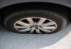 Duobėje įstrigęs automobilio ratas