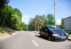 Duobėje įstrigęs automobilio ratas