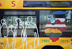 Baltijos kelio 30-mečiui papuoštas autobusas