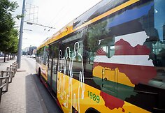 Baltijos kelio 30-mečiui papuoštas autobusas