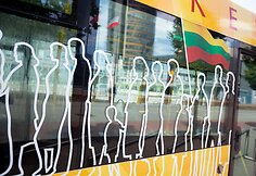Baltijos kelio 30-mečiui papuoštas autobusas