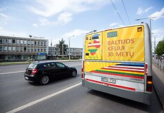 Baltijos kelio 30-mečiui papuoštas autobusas