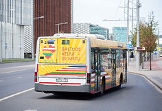 Baltijos kelio 30-mečiui papuoštas autobusas
