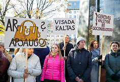 Socialinių darbuotojų akcija &bdquo;Kiek galime gintis rankinėmis?&ldquo;