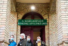 Prezidentas Gitanas Nausėda su pirmąja ponia Diana atvyko balsuoti LR Seimo rinkimuose