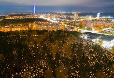 Vėlinių i&scaron;vakarėse kapinėse sužibę žiburiai