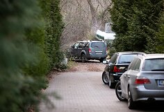 Automobiliu užstatytas Žvėryne esantis takelis link Neries