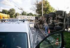 Žiedinėje sankryžoje apvirto betonvežis
