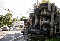 Žiedinėje sankryžoje apvirto betonvežis