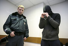 Į teismą atvesdintas nuo policijos slapstęsis įtariamas žudikas P.Rastenis