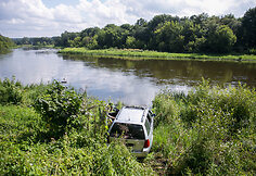 Į Nerį įlėkė automobilis