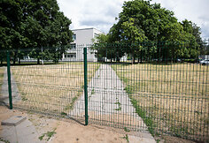 Aplink Vilniaus Sausio 13-osios mokyklą tveriama tvora