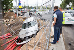 Po smūgio automobilis įlėkė į griovį