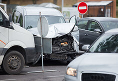 Po smūgio automobilis įlėkė į griovį