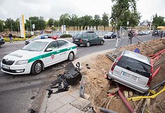 Po smūgio automobilis įlėkė į griovį