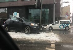 Vilniuje, &Scaron;eimyn&scaron;kių g. &bdquo;Volvo&ldquo; įsirėžė į &scaron;viesoforą