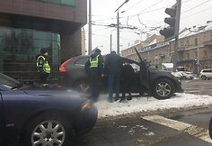 Vilniuje, &Scaron;eimyn&scaron;kių g. &bdquo;Volvo&ldquo; įsirėžė į &scaron;viesoforą