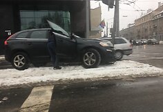Vilniuje, &Scaron;eimyn&scaron;kių g. &bdquo;Volvo&ldquo; įsirėžė į &scaron;viesoforą