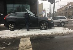 Vilniuje, &Scaron;eimyn&scaron;kių g. &bdquo;Volvo&ldquo; įsirėžė į &scaron;viesoforą