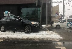Vilniuje, &Scaron;eimyn&scaron;kių g. &bdquo;Volvo&ldquo; įsirėžė į &scaron;viesoforą