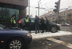 Vilniuje, &Scaron;eimyn&scaron;kių g. &bdquo;Volvo&ldquo; įsirėžė į &scaron;viesoforą