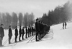 Fizinio lavinimo pratybos su slidėmis. 1935 m.