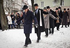 Teatralizuota signatarų eisena