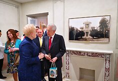 Dalia Grybauskaitė su vienu įtakingiausių Italijos ekonomistų, buvusių premjeru profesoriumi Mario Monti, kuris ženkliai prisidėjo prie Blumenstihl rūmų skyrimo Lietuvai