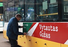 Šiauliuose – Lietuvos partizanų nuotraukomis ir citatomis papuošti autobusai