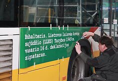 Šiauliuose – Lietuvos partizanų nuotraukomis ir citatomis papuošti autobusai