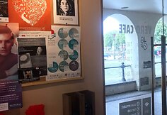 Vilniaus centre – filmo „Čia buvo Saša“ plakatai