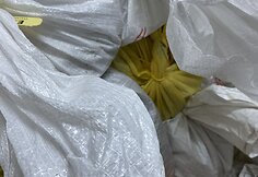 FNTT atliko 21 kratą Vilniuje, Kaune ir Alytuje. Jų metu rasta daugiau nei 1 mln. eurų neapskaitytų grynųjų pinigų, įtariamųjų naudojamose sandėliavimo patalpose aptikta ir paimta apie 3 tonas elektronikos prietaisų dalių bei automobilių katalizatorių laužo, galimai turinčio tauriųjų metalų. 