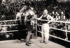 Algirdas &Scaron;ocikas (viduryje su gėlėmis), nuaidėjus finaliniam XV SSRS bokso čempionato gongui. 1949 m. liepos 14 d.