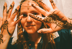 Vestuvių dieną Ieva buvo išpuošta chna tatuiruotėmis