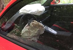 Antakalnyje, &Scaron;ilo g., nuo kelio nuskriejo nesuvaldytas &bdquo;Porsche&ldquo;, prie&scaron; tai atsitrenkęs į VW.