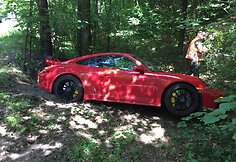 Antakalnyje, &Scaron;ilo g., nuo kelio nuskriejo nesuvaldytas &bdquo;Porsche&ldquo;, prie&scaron; tai atsitrenkęs į VW.