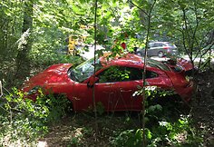 Antakalnyje, &Scaron;ilo g., nuo kelio nuskriejo nesuvaldytas &bdquo;Porsche&ldquo;, prie&scaron; tai atsitrenkęs į VW.