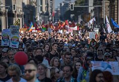 Dešimtys tūkstančių žmonių Berlyne dalyvavo demonstracijoje prieš rasizmą