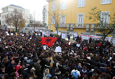Protestas Albanijoje prie&scaron; mokestį už mokslą